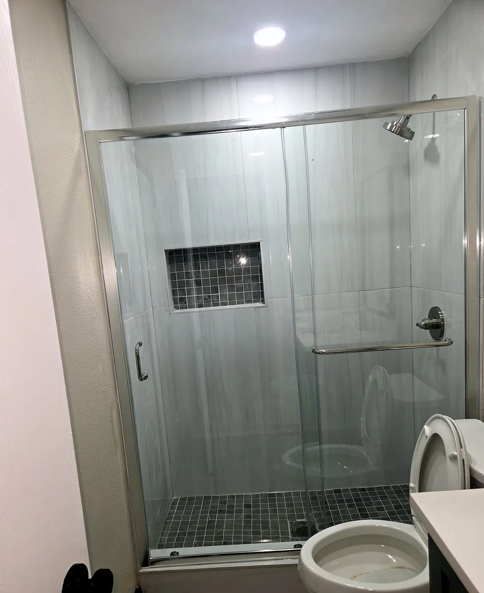 Walk-in shower with niche