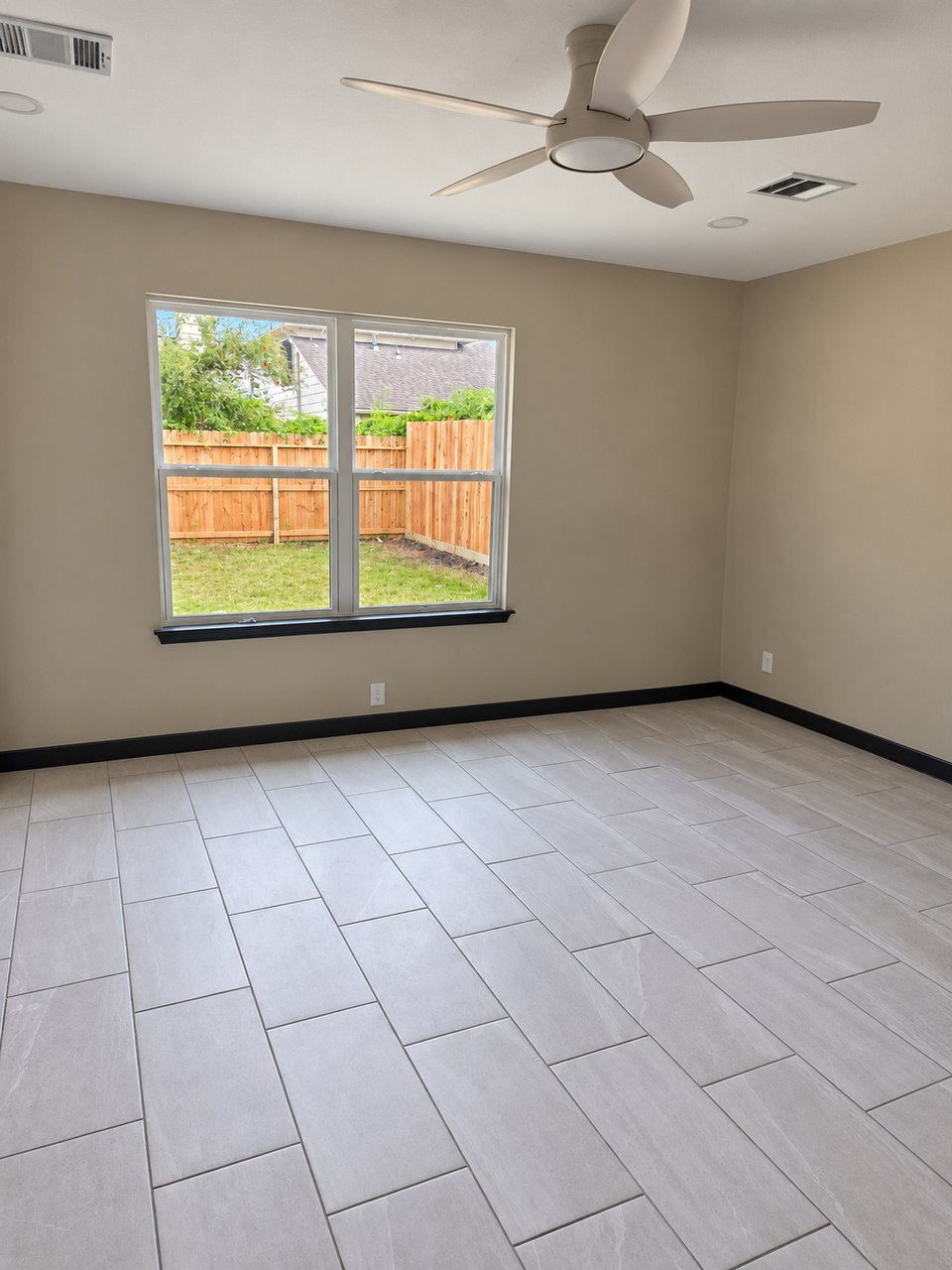 Dormitorio con piso de azulejo y molduras contrastantes.