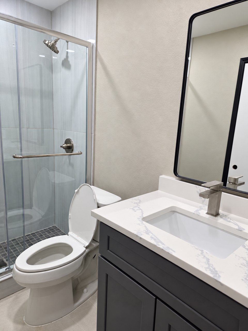 Baño con ducha y lavabo.